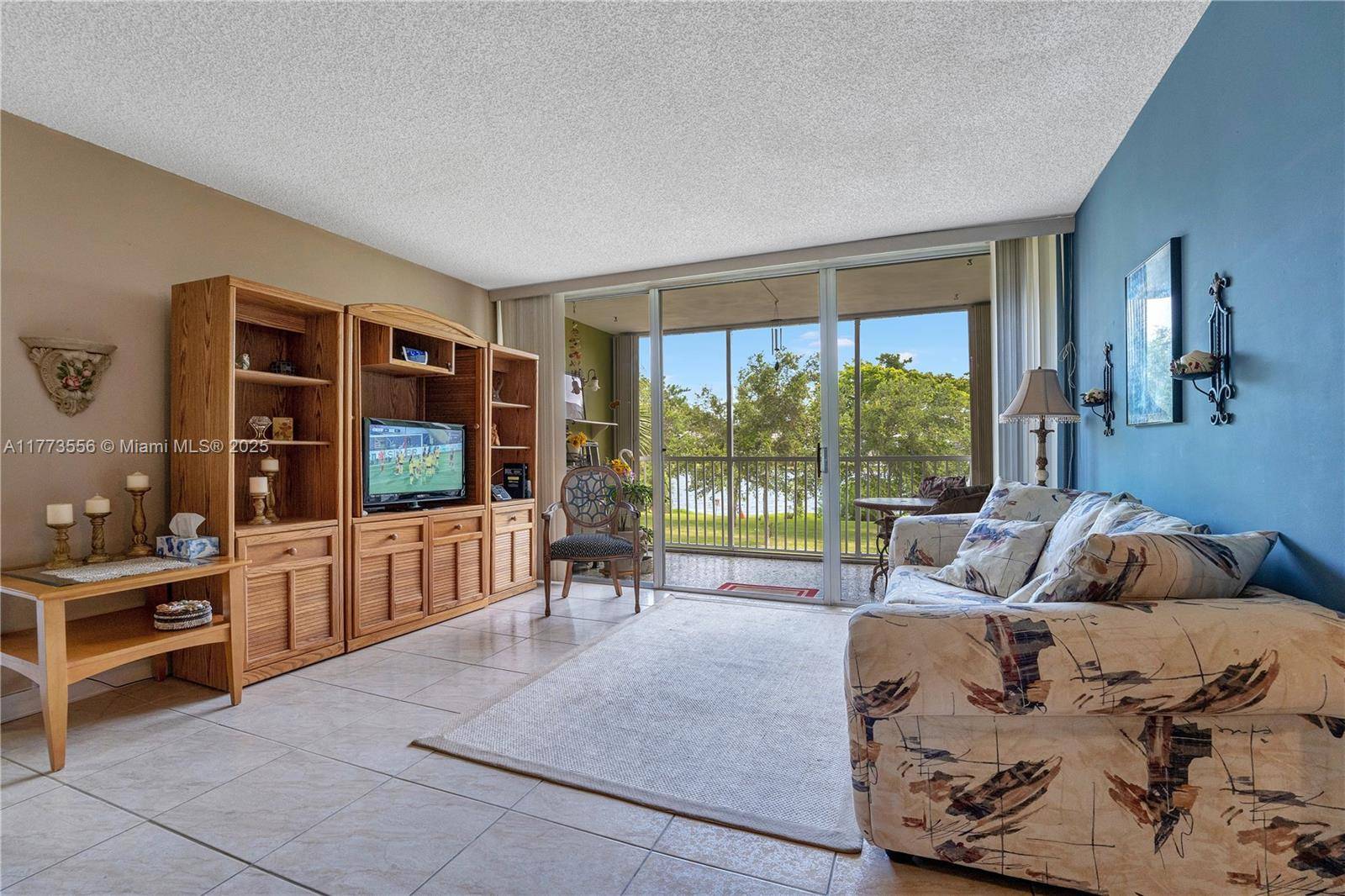 Miami, FL 33179,922 NE 199th St #206