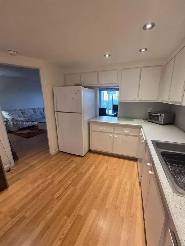 Hallandale Beach, FL 33009,200 Diplomat Pkwy #719