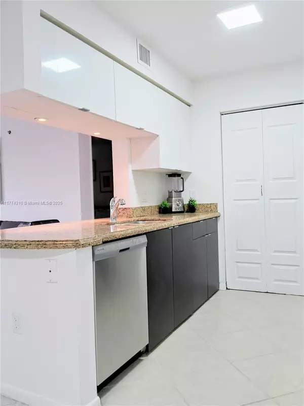 Aventura, FL 33180,19501 E Country Club Dr #9305
