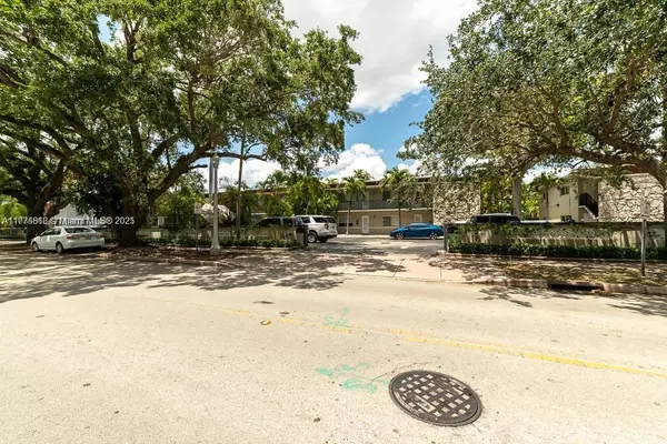 Coral Gables, FL 33133,95 Edgewater Dr #105