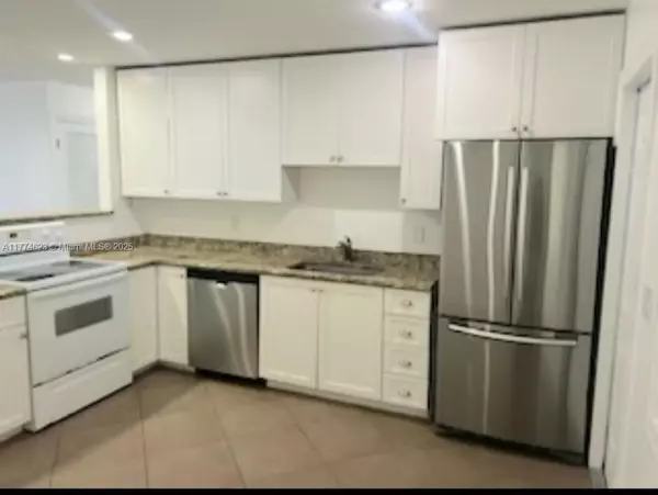 North Palm Beach, FL 33408,323 Northlake Dr # 323/325 #.