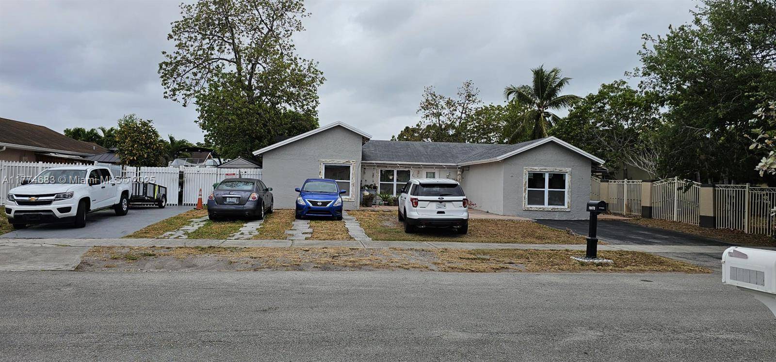 19572 NW 60th Ct, Hialeah, FL 33015