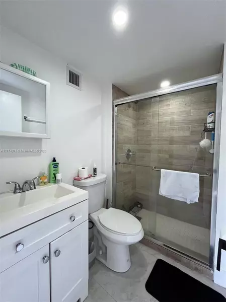 1102 NW 103rd St #3, Miami, FL 33150