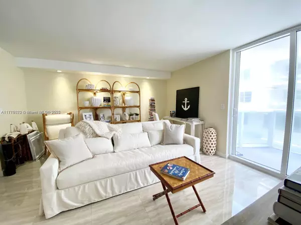 Miami Beach, FL 33140,2401 Collins Ave #512