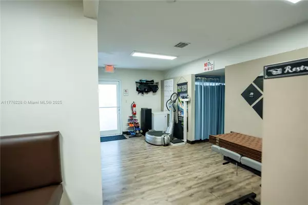 North Miami, FL 33161,980 NE 126th St
