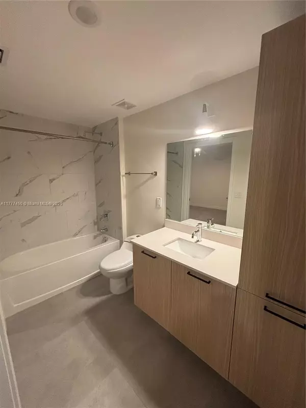 North Miami Beach, FL 33160,16395 Biscayne Blvd #TH 6