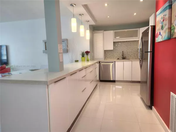 Hollywood, FL 33019,3505 S Ocean Dr #1011