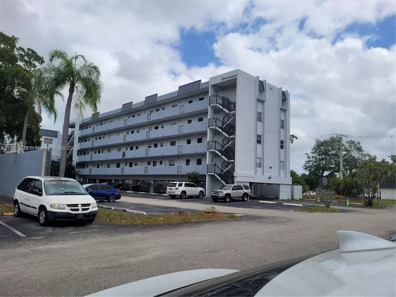 7561 NW 16th St #2411, Plantation, FL 33313