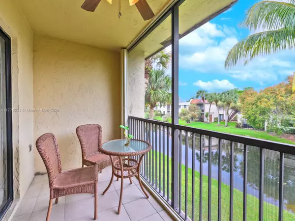 398 Lakeview Dr #205, Weston, FL 33326