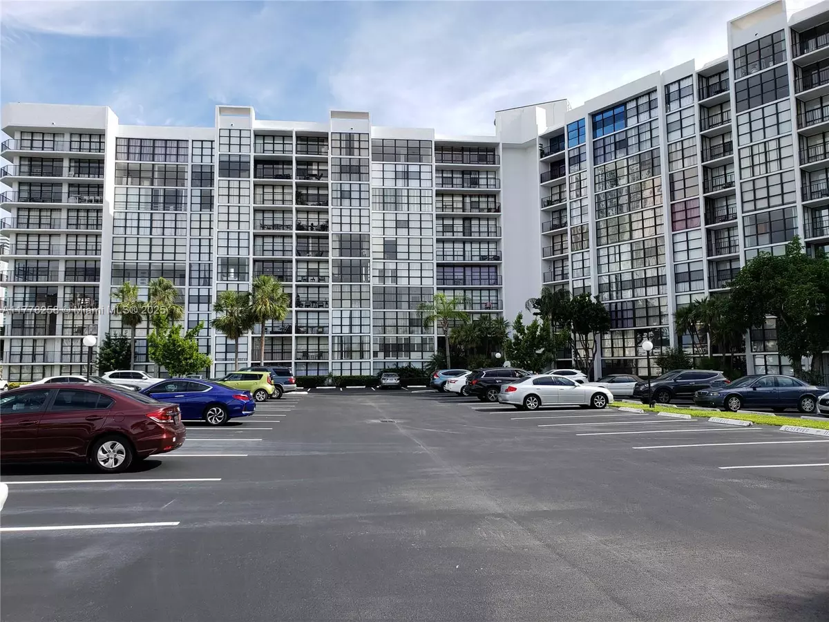 Hallandale Beach, FL 33009,1000 Parkview Dr #623