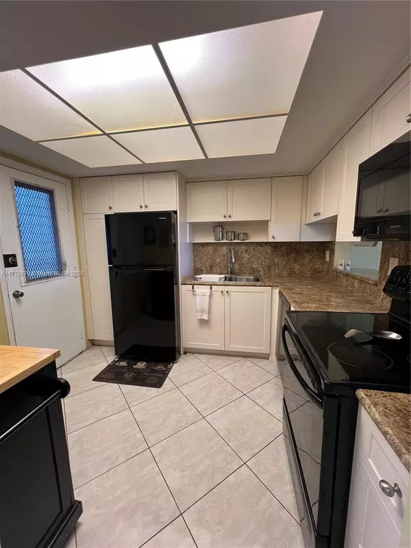 Miami, FL 33179,18555 NE 14th Ave #516