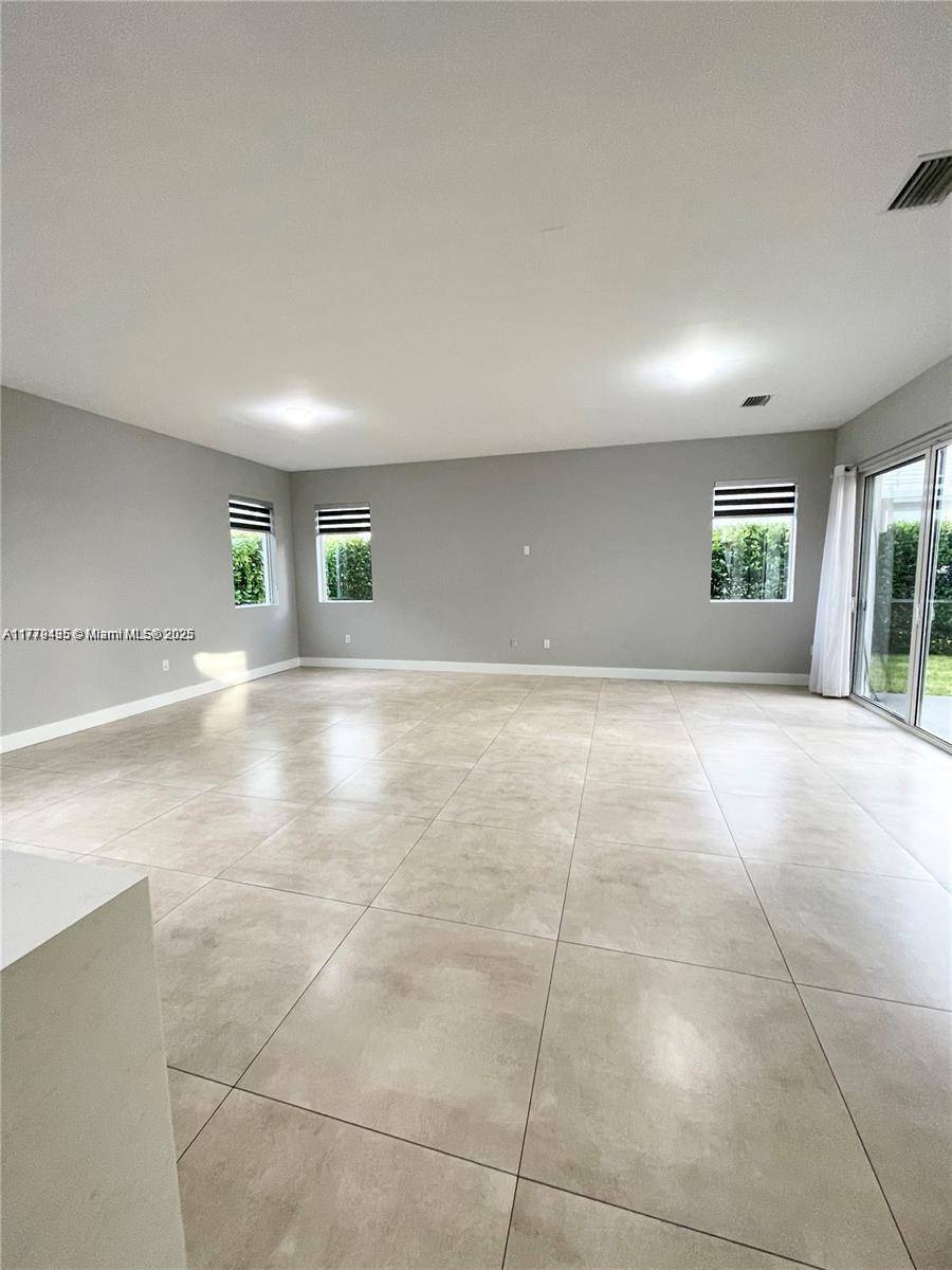 Doral, FL 33178,10061 NW 75th