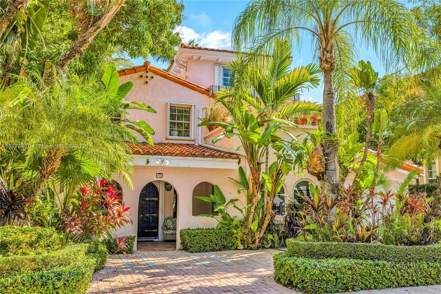 4515 N Bay Rd, Miami Beach, FL 33140