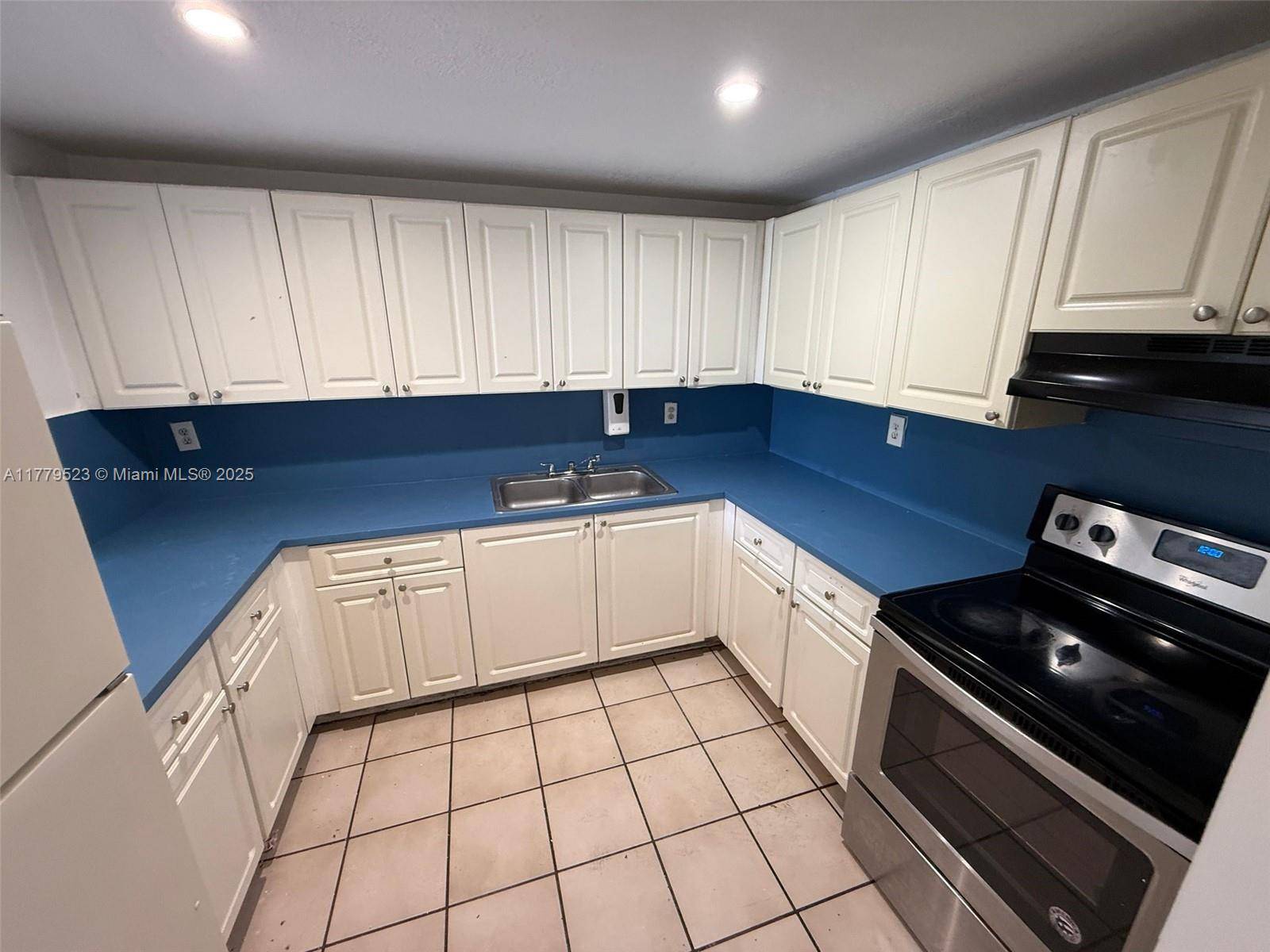 Hialeah, FL 33014,1085 W 68th St #303