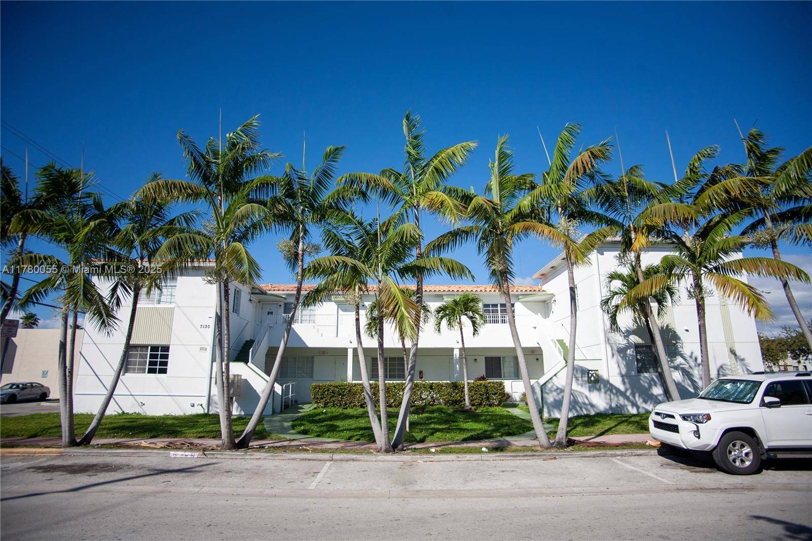 7130 Rue Versailles #5, Miami Beach, FL 33141