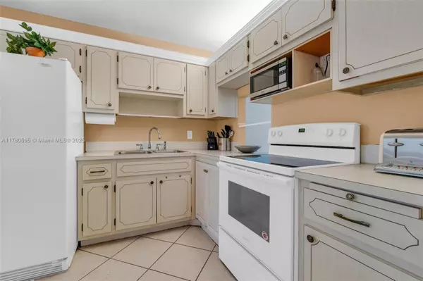 Hollywood, FL 33021,2223 Park Ln #112