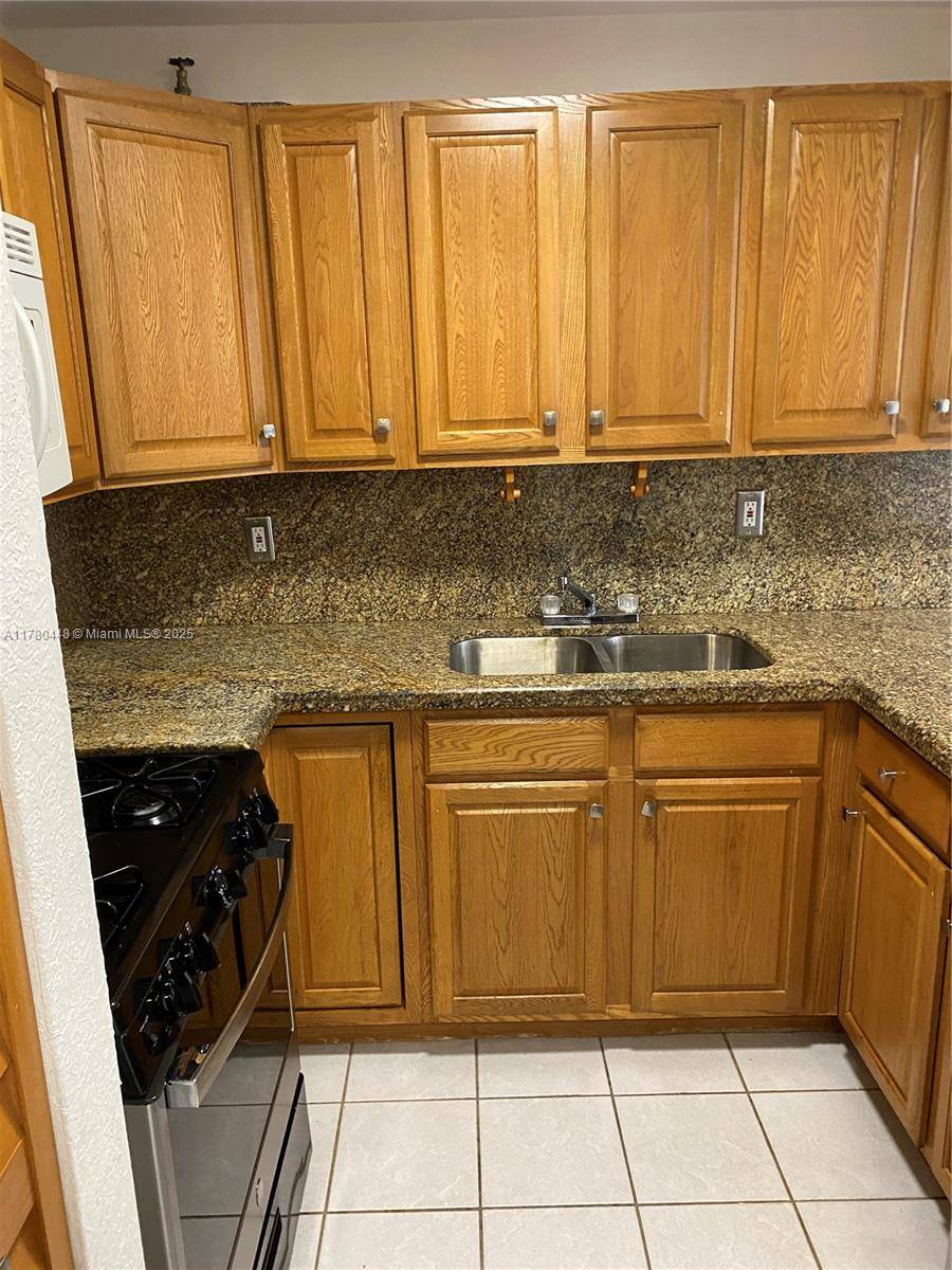 Hialeah, FL 33012,1300 W 47th Pl #118