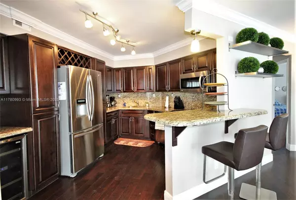 Miami Beach, FL 33140,5151 COLLINS AV #924