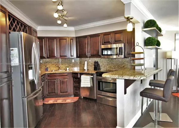 Miami Beach, FL 33140,5151 COLLINS AV #924