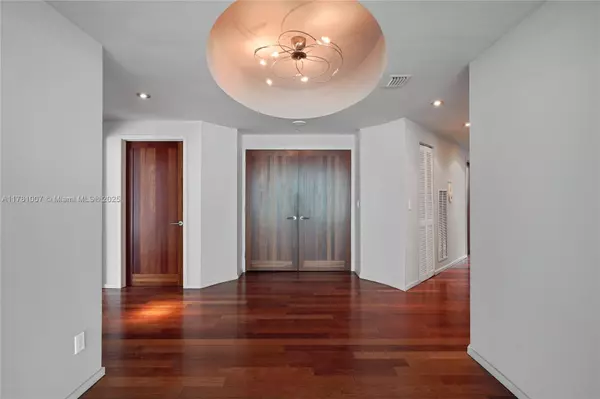 Miami Beach, FL 33139,300 S Pointe Dr #305