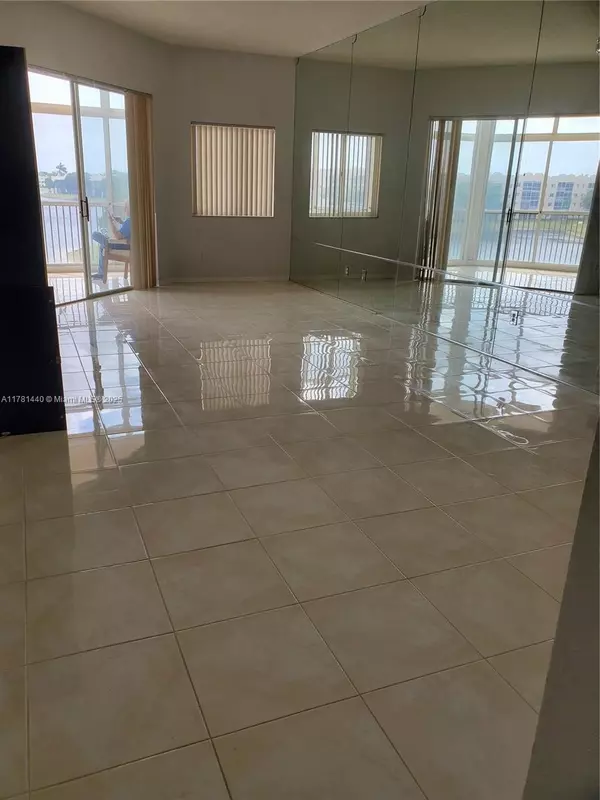 Tamarac, FL 33321,7486 Granville Dr #410