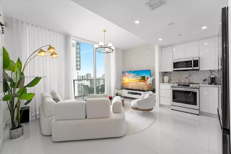300 S Biscayne Blvd #T-3709, Miami, FL 33131