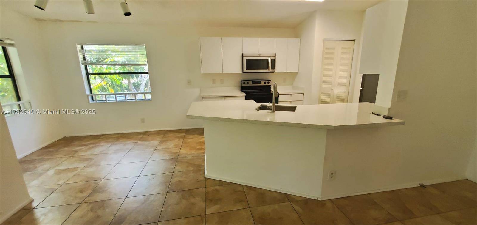 Sunrise, FL 33322,9999 Summerbreeze Dr #110