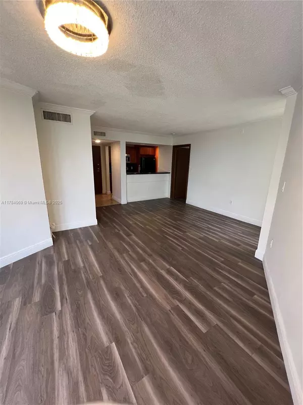 Hialeah, FL 33015,7165 NW 186th St #A308