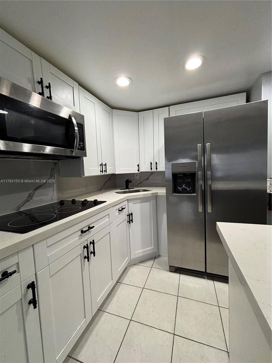Pompano Beach, FL 33060,701 Pine Dr #106