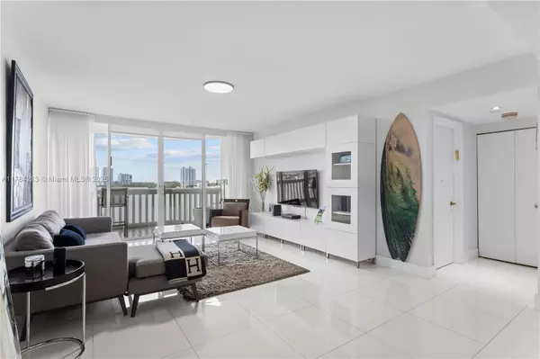 Aventura, FL 33160,1000 W Island Blvd #812