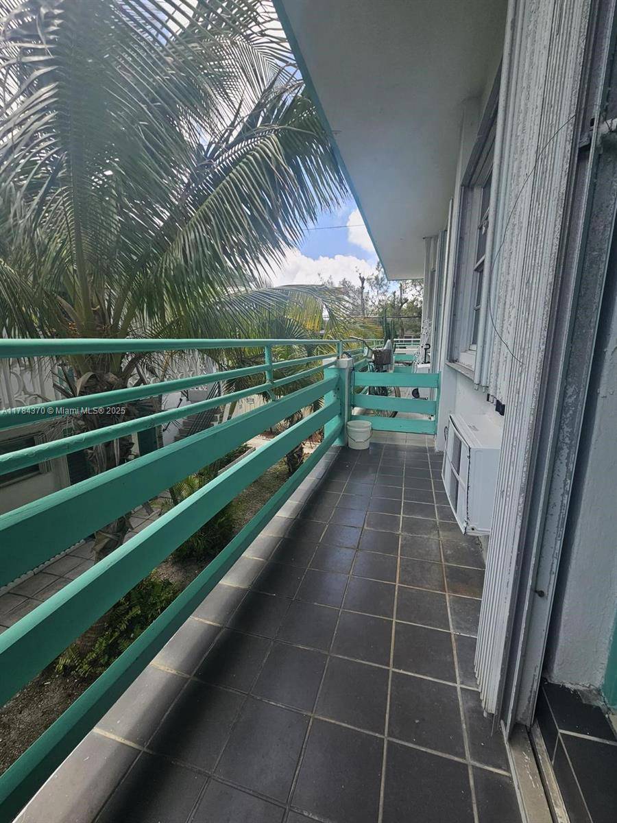 Miami Beach, FL 33141,6494 Collins Ave #34