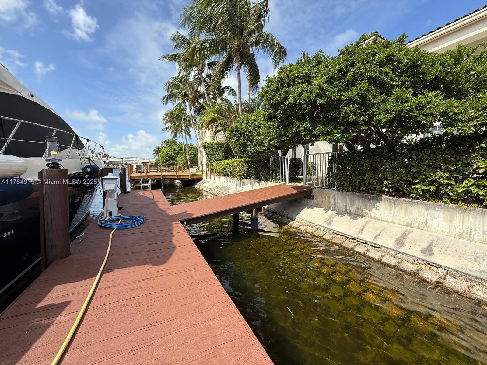 Hollywood, FL 33019,996 Sanibel Dr