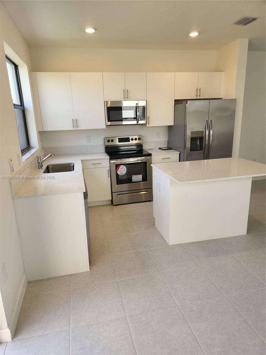 Miami, FL 33179,965 NE 211th St #965