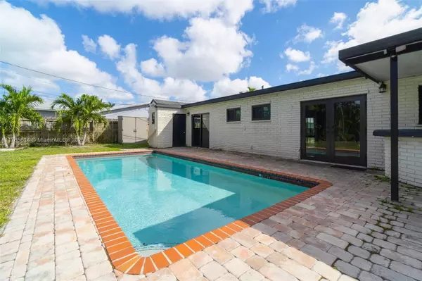 6961 Scott St, Hollywood, FL 33024