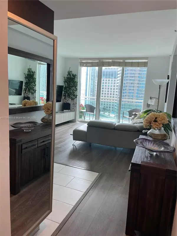 Miami, FL 33131,950 Brickell Bay Dr #2907