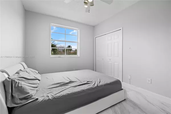 Aventura, FL 33160,3105 NE 184th St #7305