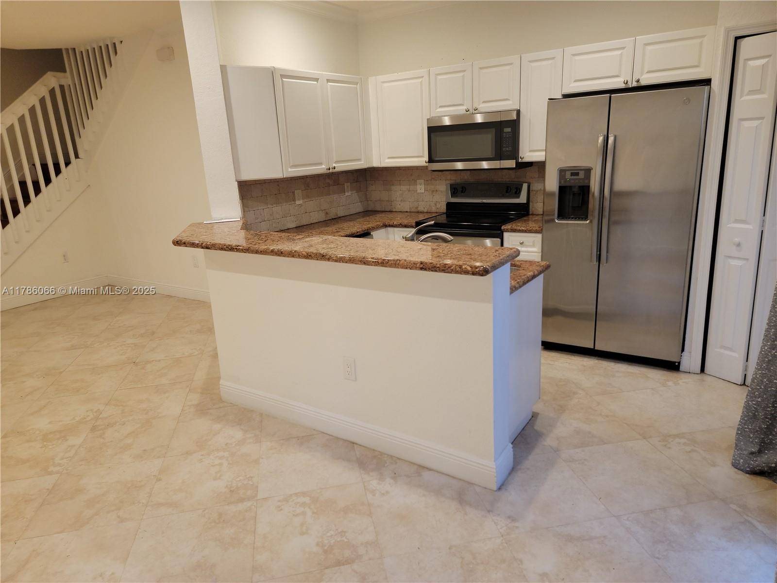 Doral, FL 33178,8463 NW 107th Path #4-33