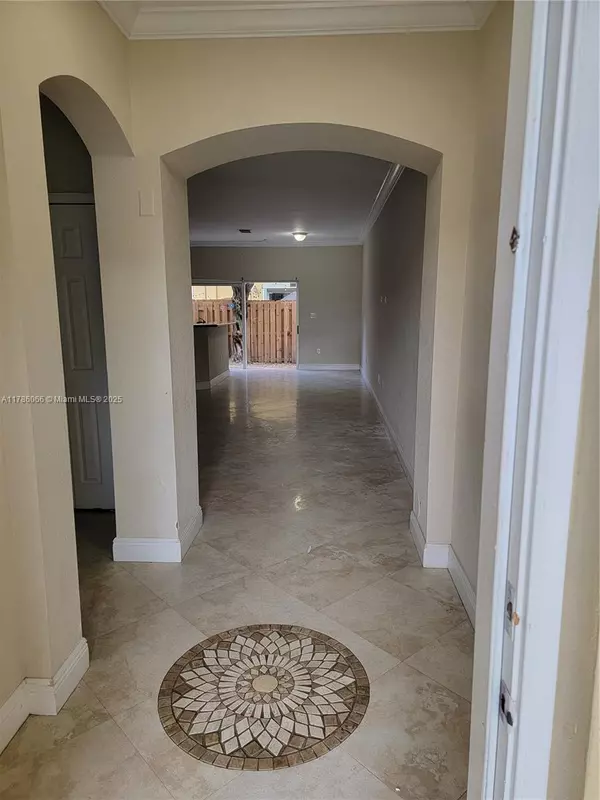 Doral, FL 33178,8463 NW 107th Path #4-33