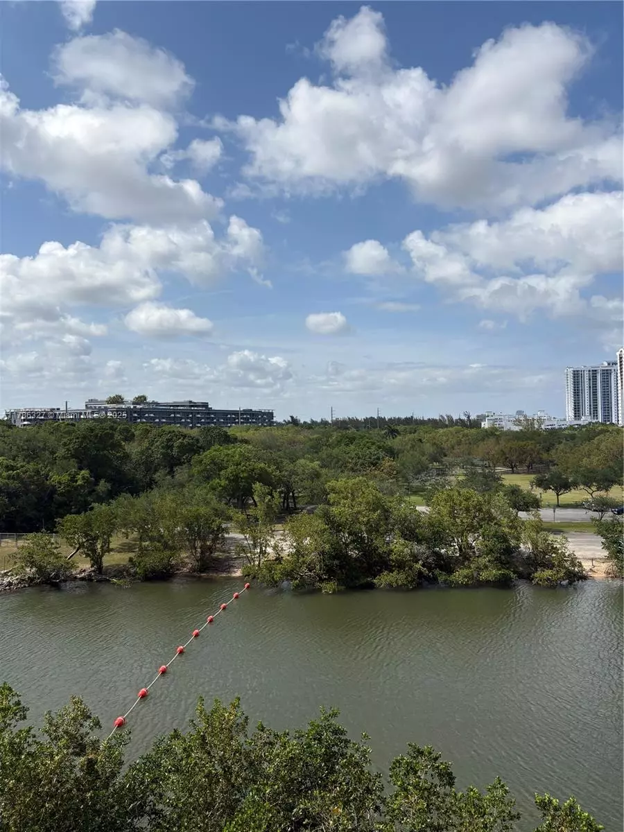 North Miami Beach, FL 33160,16385 Biscayne Blvd #504