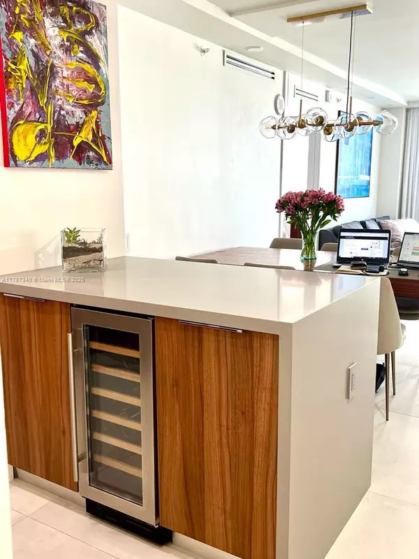 Miami Beach, FL 33141,6917 Collins Ave #704