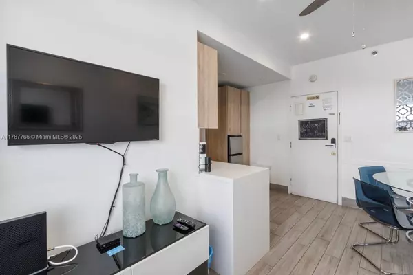 Miami Beach, FL 33139,335 Ocean Dr #122