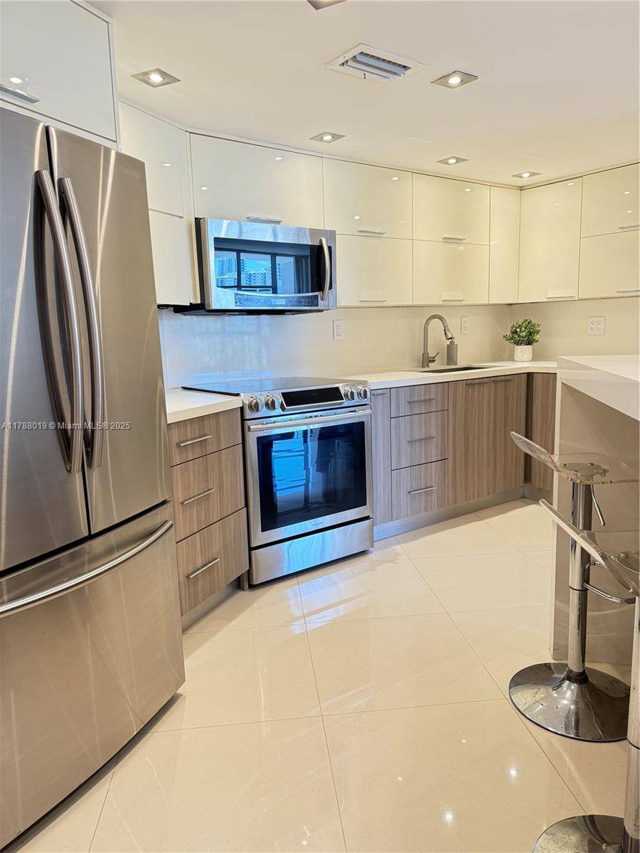 600 Parkview Dr #412, Hallandale Beach, FL 33009