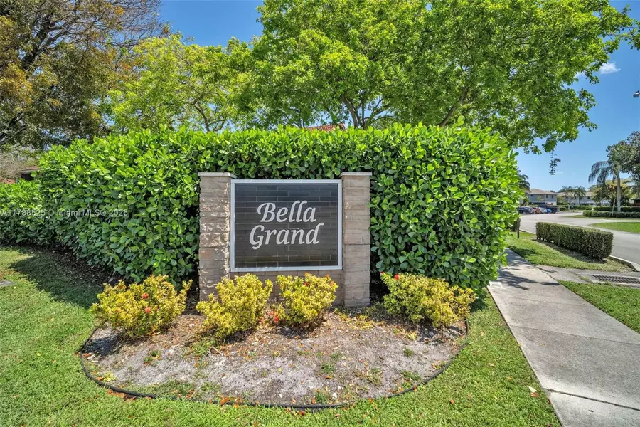 10457 NW 8th St #105, Pembroke Pines, FL 33026