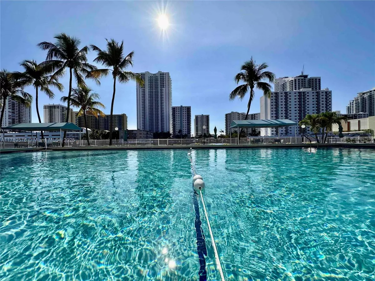 Hallandale Beach, FL 33009,1000 Parkview Dr #424