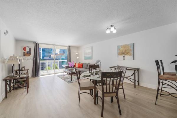 1200 Brickell Bay Dr #1517, Miami, FL 33131