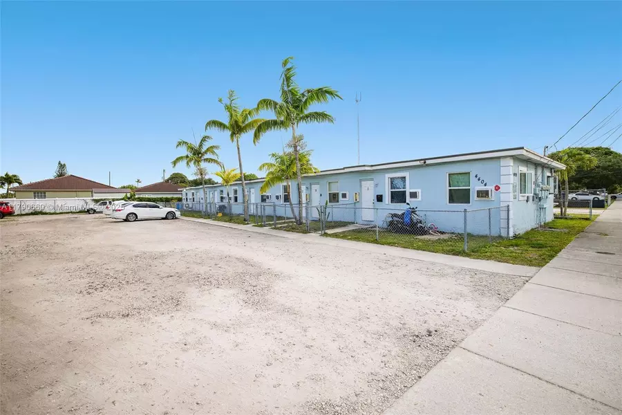 4404 SW 22nd St #1-8, West Park, FL 33023