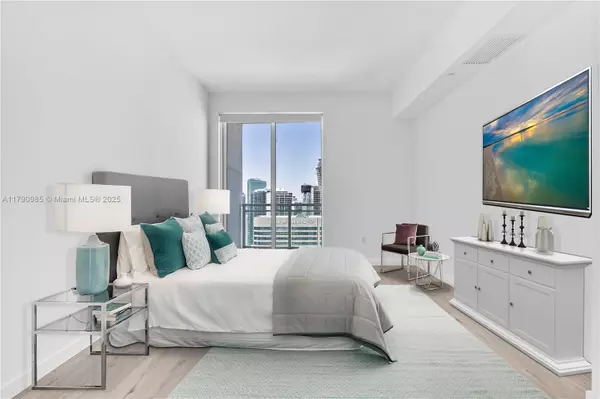 Miami, FL 33131,950 Brickell Bay Dr #4906
