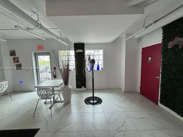 Miami Beach, FL 33139,929 Collins