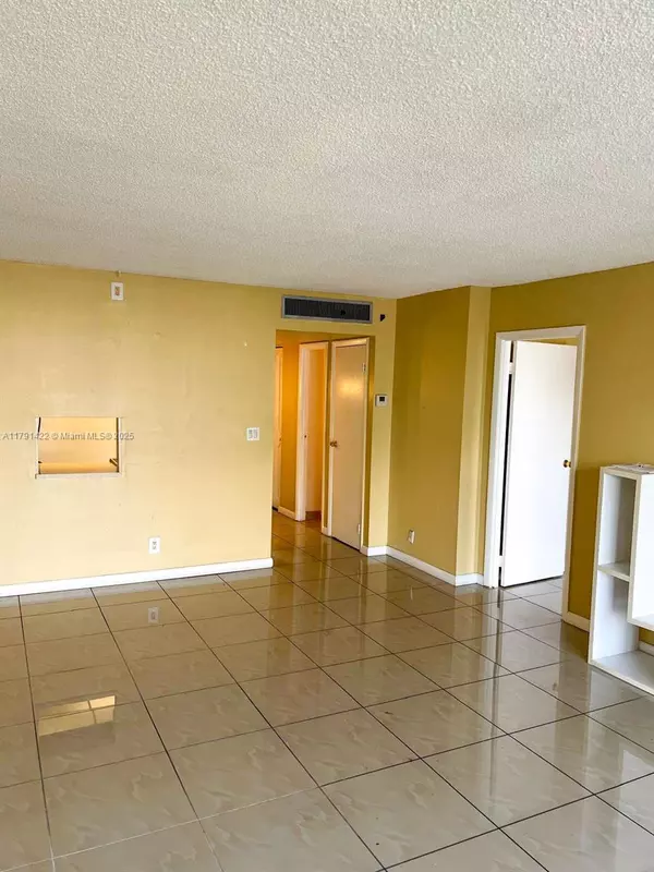 Aventura, FL 33180,20400 W Country Club Dr #217