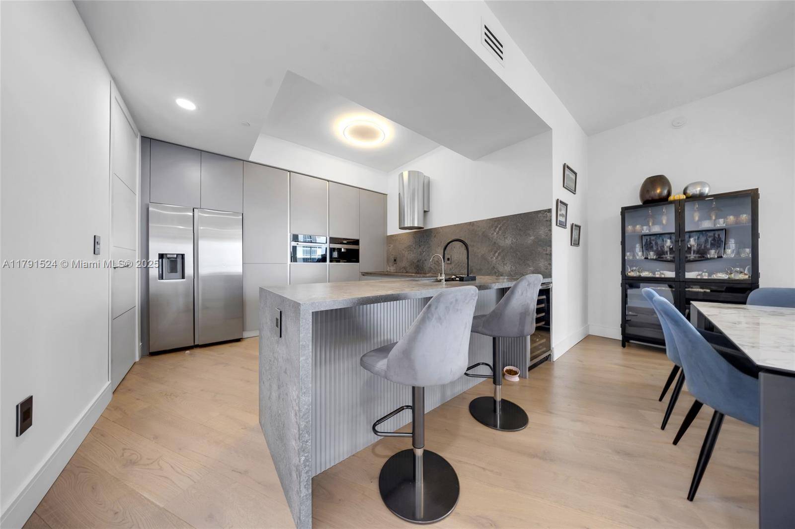 Sunny Isles Beach, FL 33160,16001 Collins Ave #707